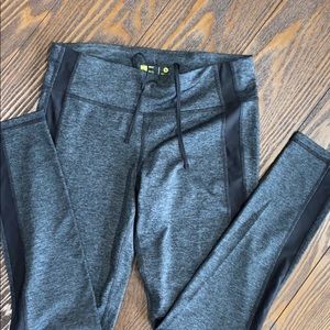 Xersion Skinny leggings in black & Gray.